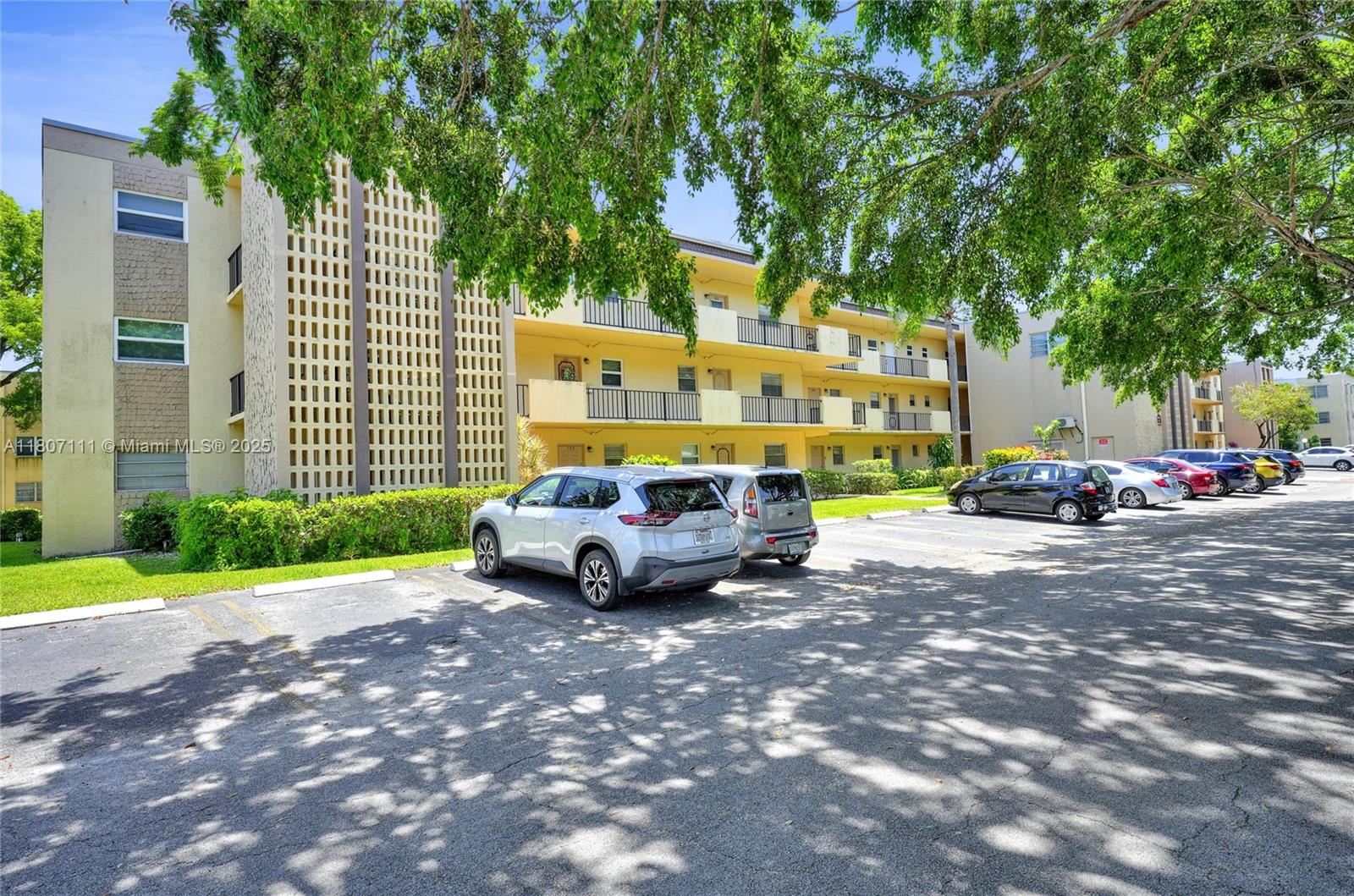 100 Ashbury Road, Unit 103 Hollywood, FL 33024 - Photo 2 of 27