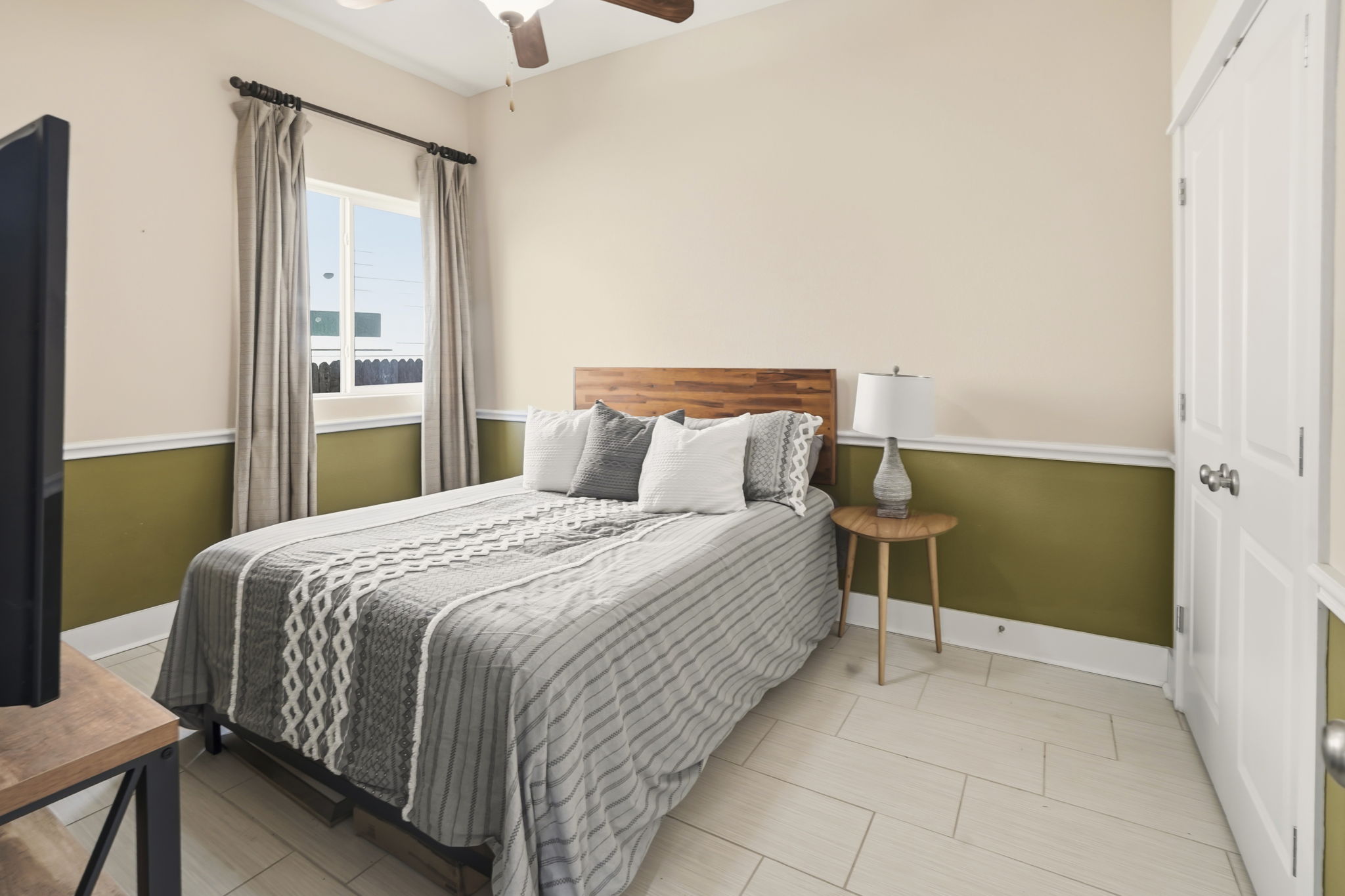 504 Bowery Trail Austin, TX 78753 - Photo 23 of 38 Bedroom with a closet and ceiling fan