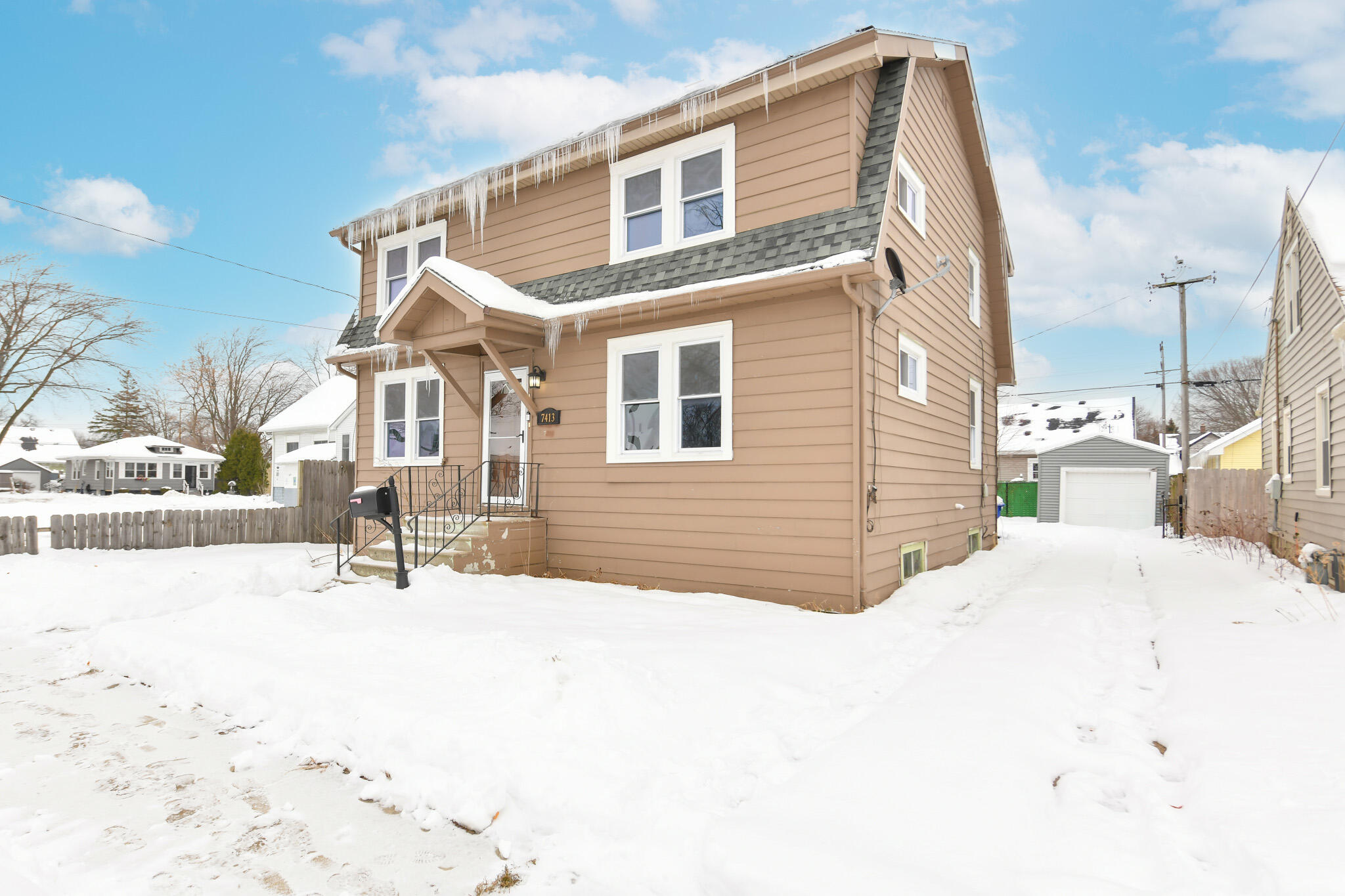 7413 15th Avenue Kenosha, WI 53143 - Photo 2 of 28 HEN_6850 (2)