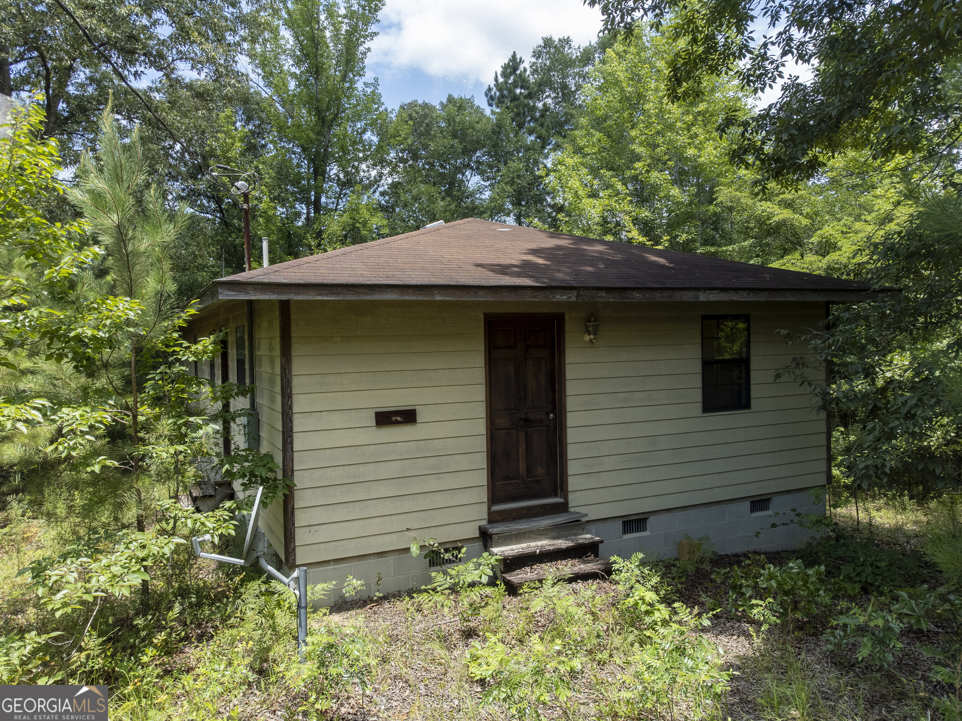 456 Horseshoe Circle Macon, GA 31217 - Photo 10 of 34 a front view of a house with a garden