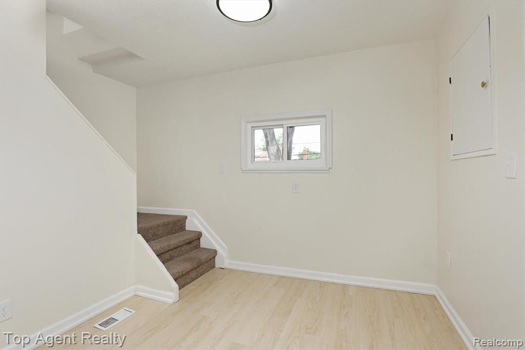 7245 Rivard Avenue Warren, MI 48091 - Photo 11 of 28