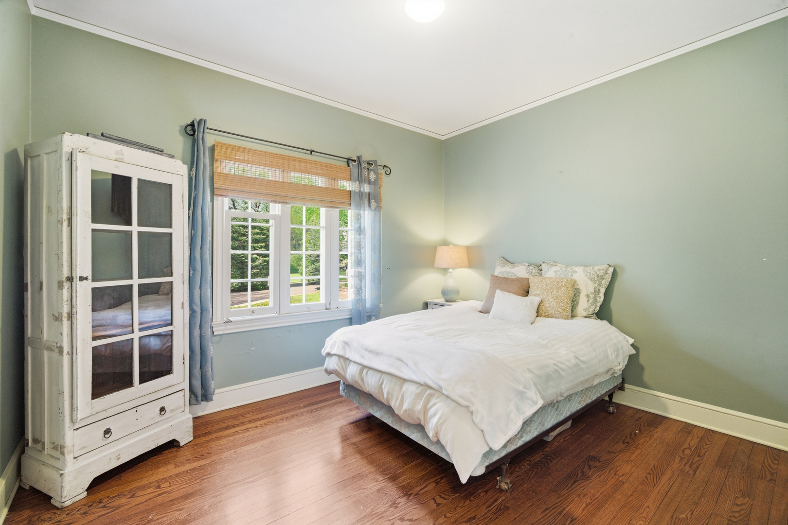 700 South Waukegan Road Lake Forest, IL 60045 - Photo 11 of 22 a bed sitting in a bedroom next to a window