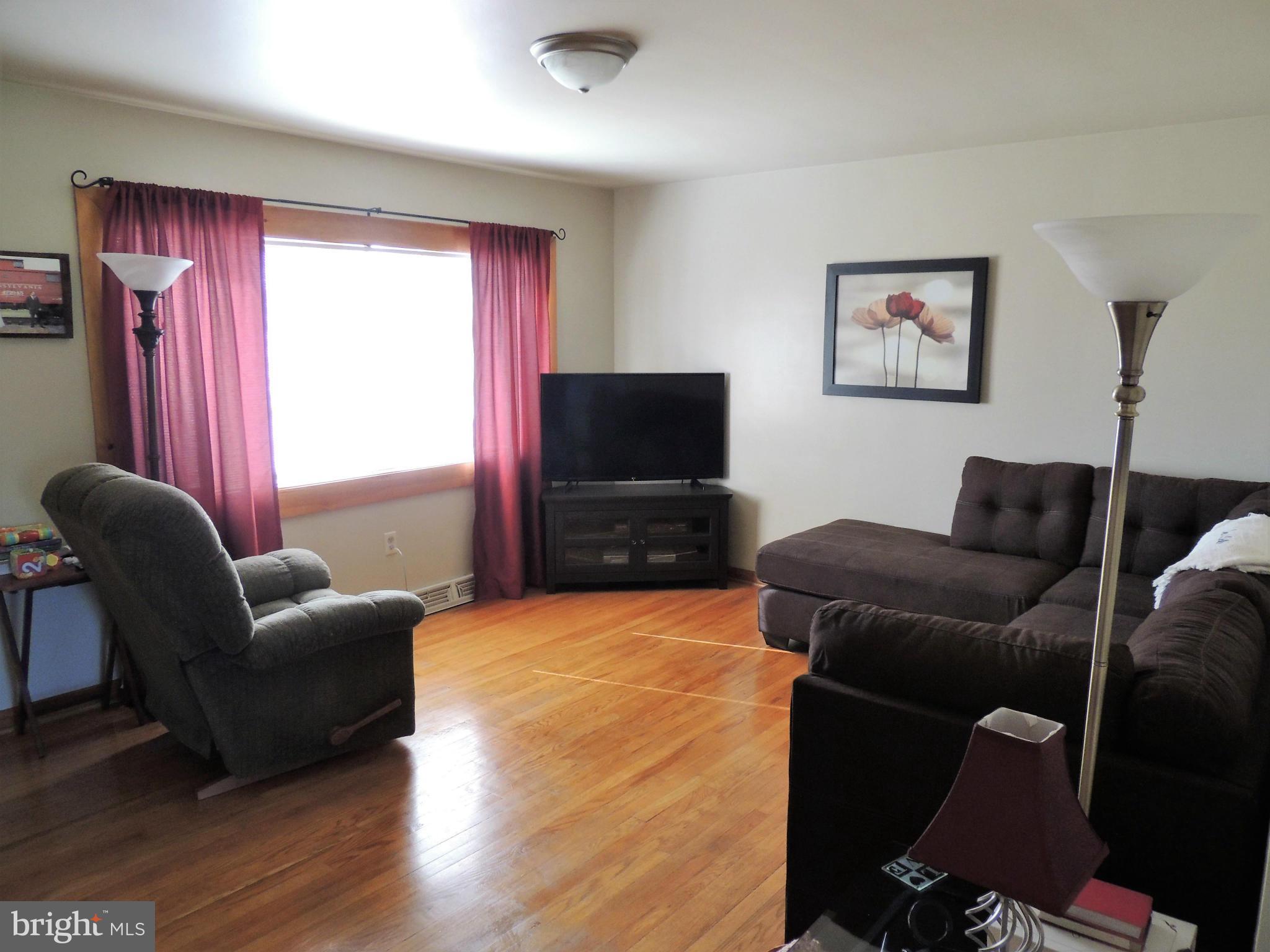27 Middle Spring Road Shippensburg, PA 17257 - Photo 6 of 19 Living Room