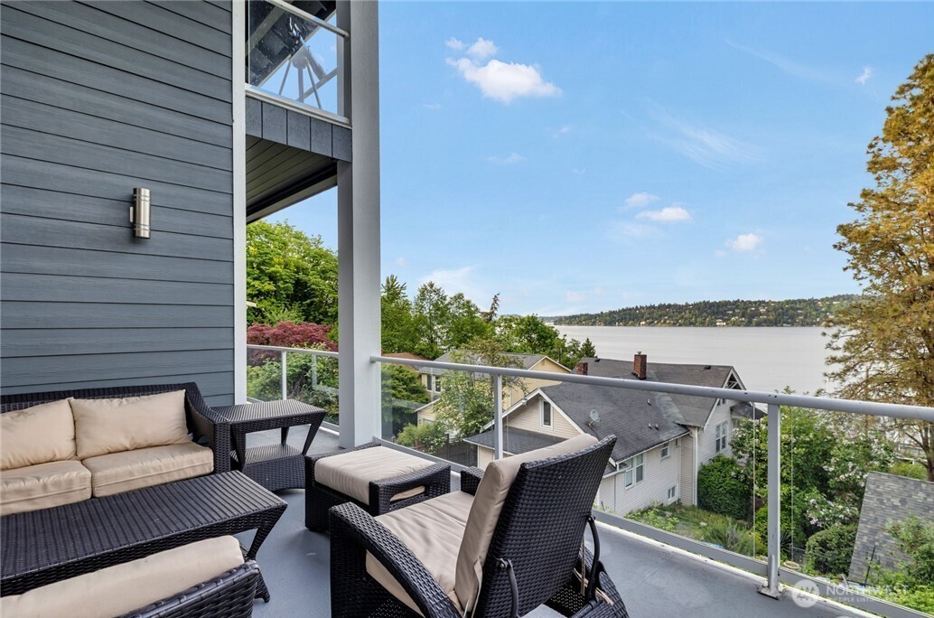 9844 Arrowsmith Avenue South Seattle, WA 98118 - Photo 5 of 38