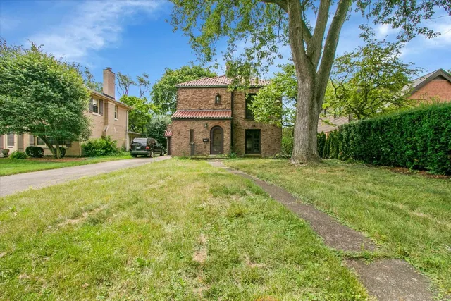 a view of a house with a yard