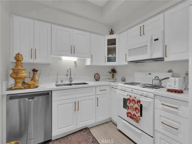 $650,000 | 5420 Sylmar Avenue, Unit 113, Sherman Oaks, CA 91401