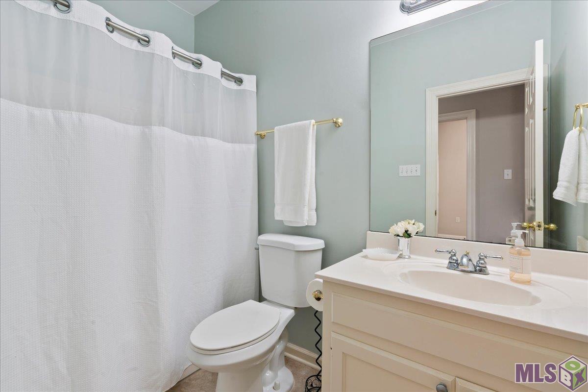10223 Springpark Avenue Baton Rouge, LA 70810 - Photo 11 of 15 Hall bathroom