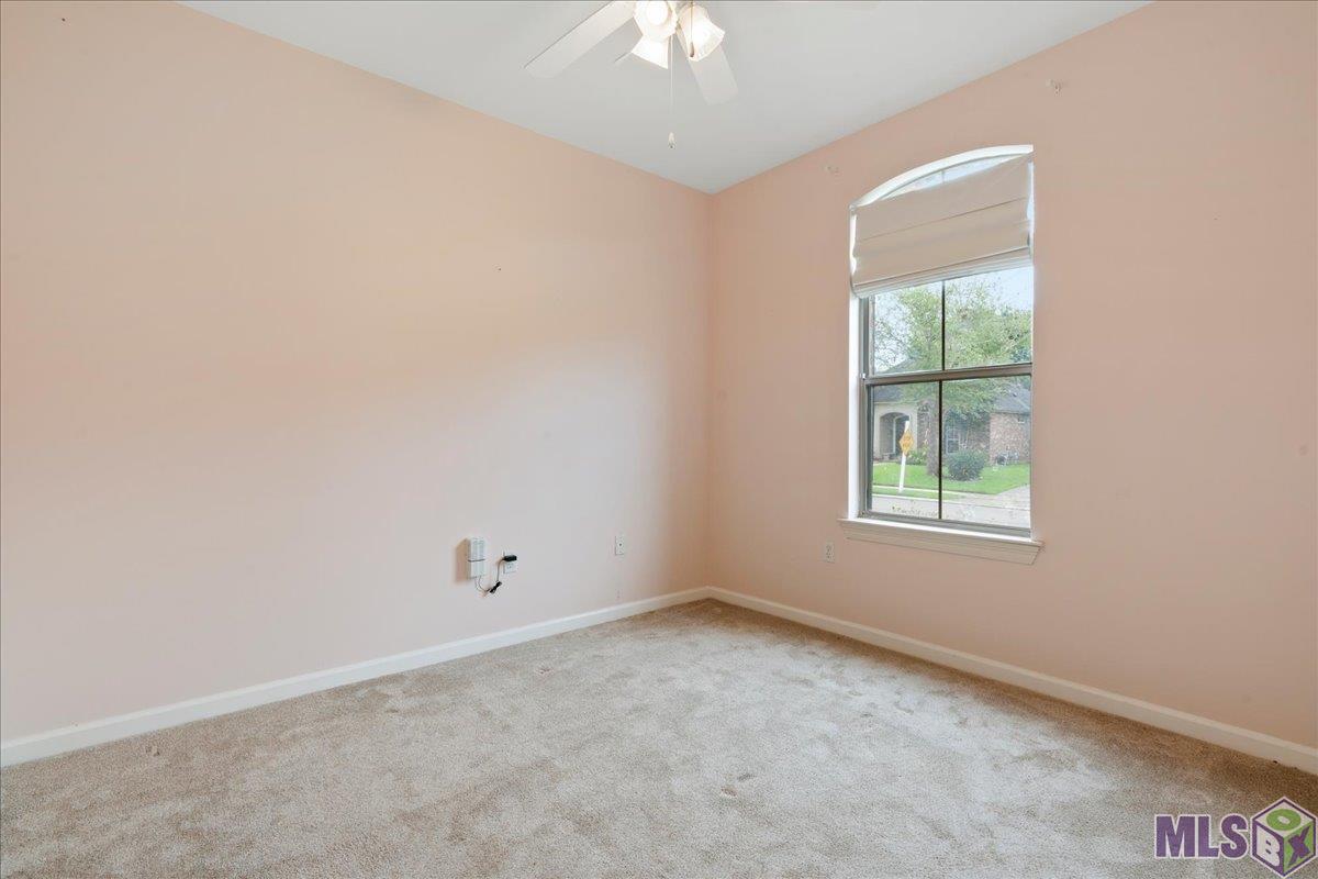 10223 Springpark Avenue Baton Rouge, LA 70810 - Photo 12 of 15 Guest bedroom