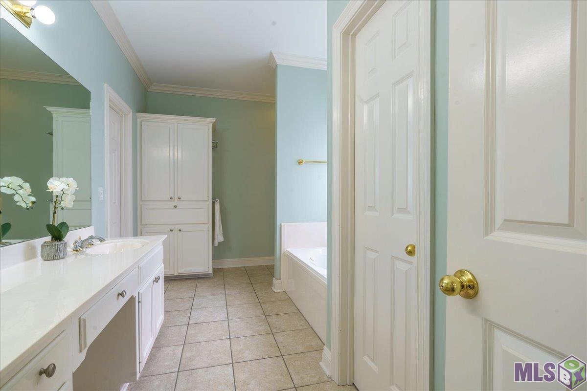 10223 Springpark Avenue Baton Rouge, LA 70810 - Photo 6 of 15 Master Bathroom