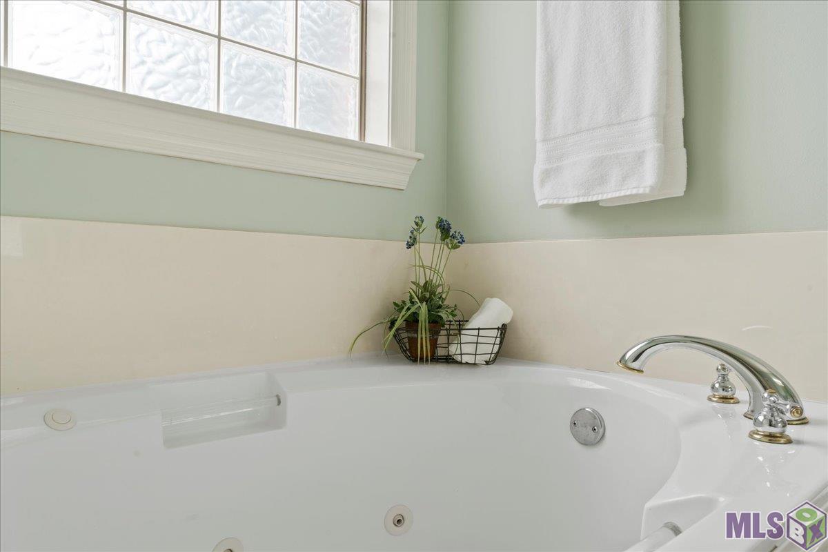 10223 Springpark Avenue Baton Rouge, LA 70810 - Photo 8 of 15 Jetted tub