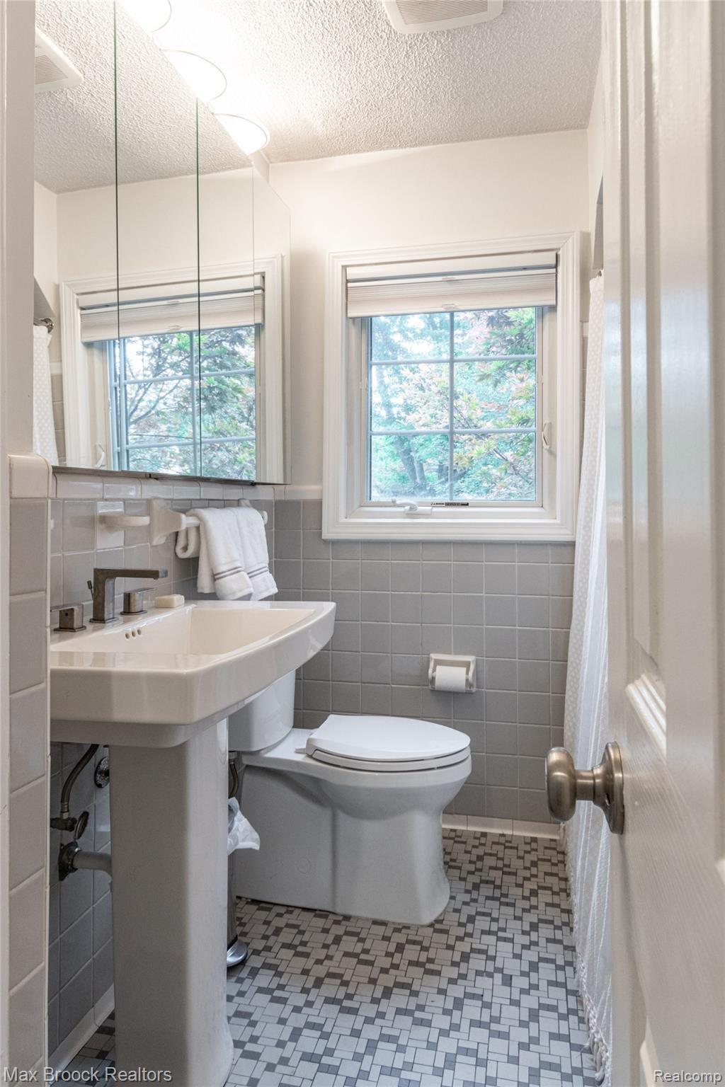 2517 Manchester Road Birmingham, MI 48009 - Photo 12 of 21 Full bath on 1st floor