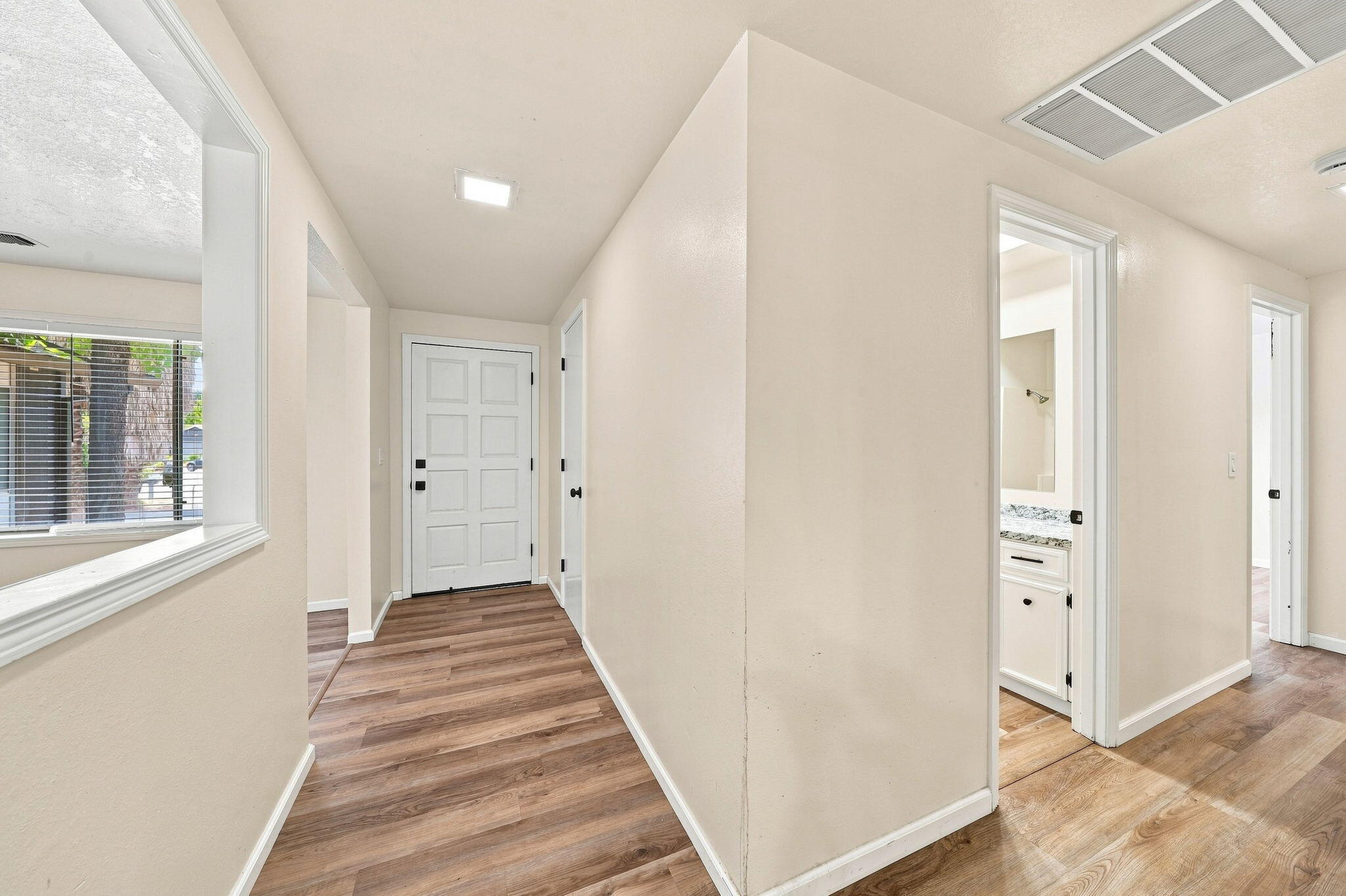 1134 Ruthie Lane Redding, CA 96002 - Photo 4 of 31 Front Entry