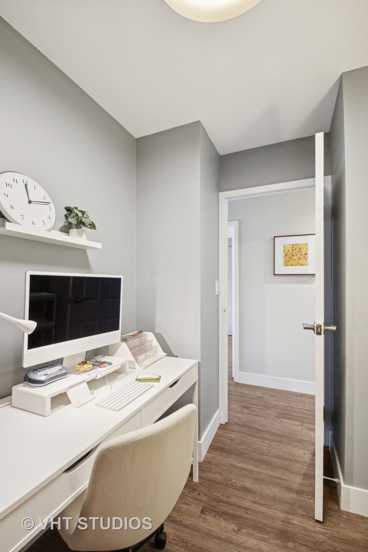 3150 North Sheridan Road, Unit 5A Chicago, IL 60657 - Photo 22 of 34 a room with a bed and a hallway