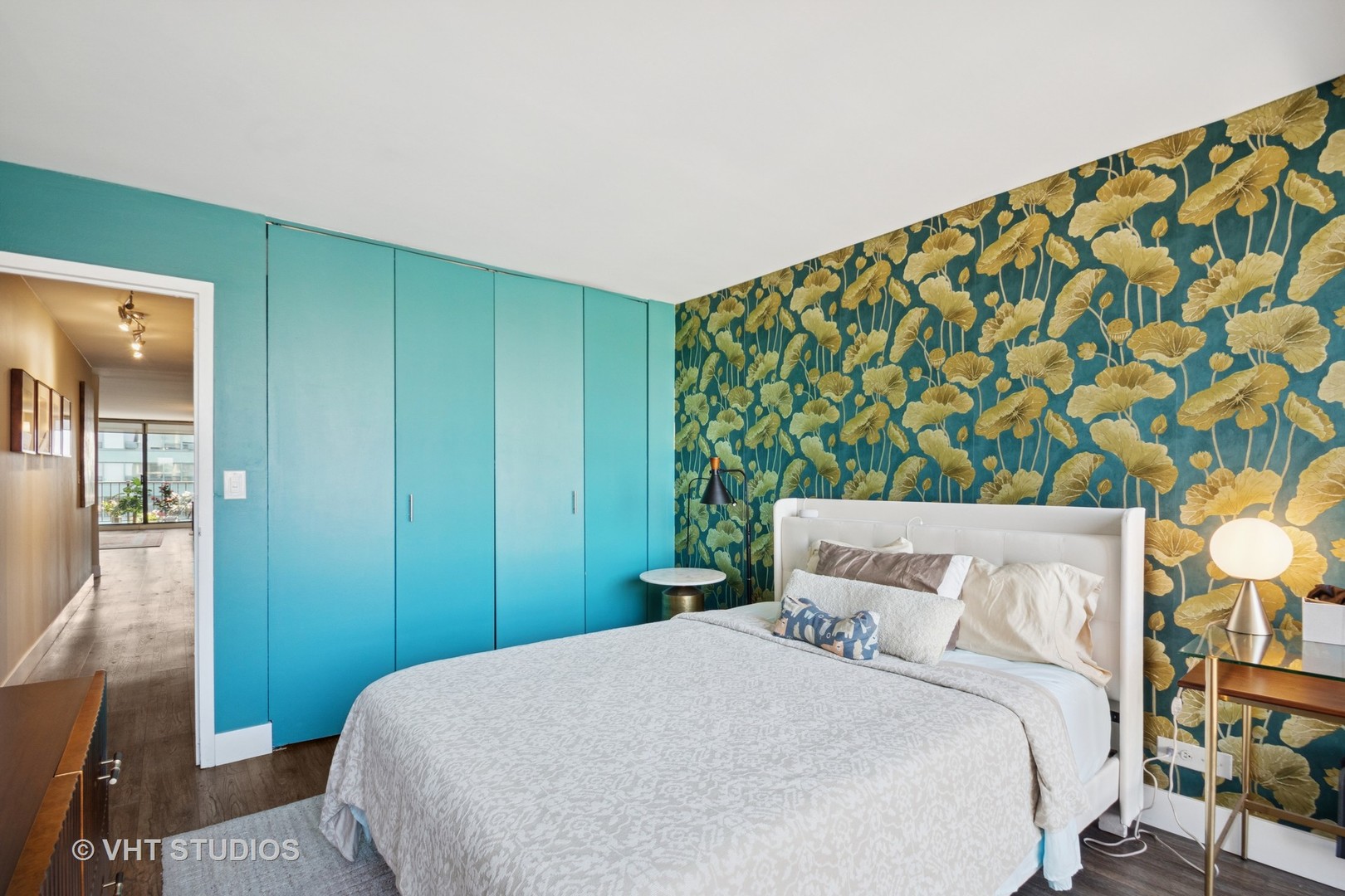 3150 North Sheridan Road, Unit 5A Chicago, IL 60657 - Photo 25 of 34 a bedroom with a bed and a painting on the wall