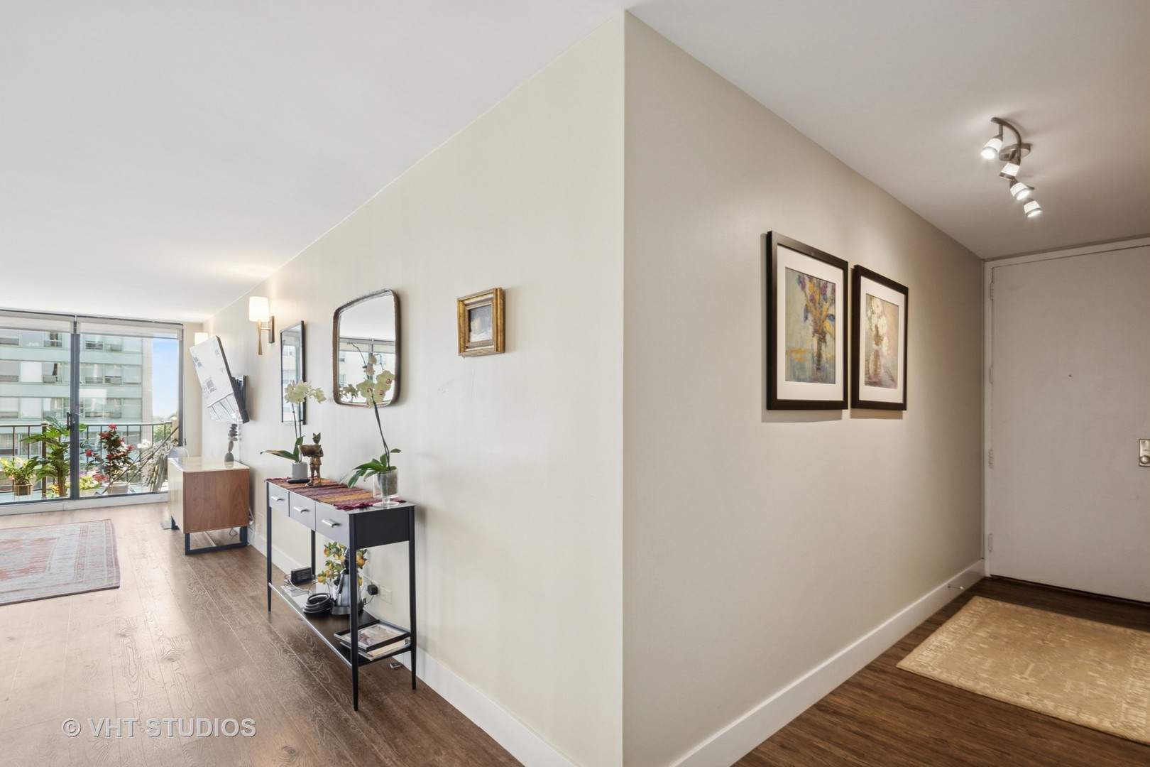3150 North Sheridan Road, Unit 5A Chicago, IL 60657 - Photo 4 of 34 a view of a livingroom with furniture and windows