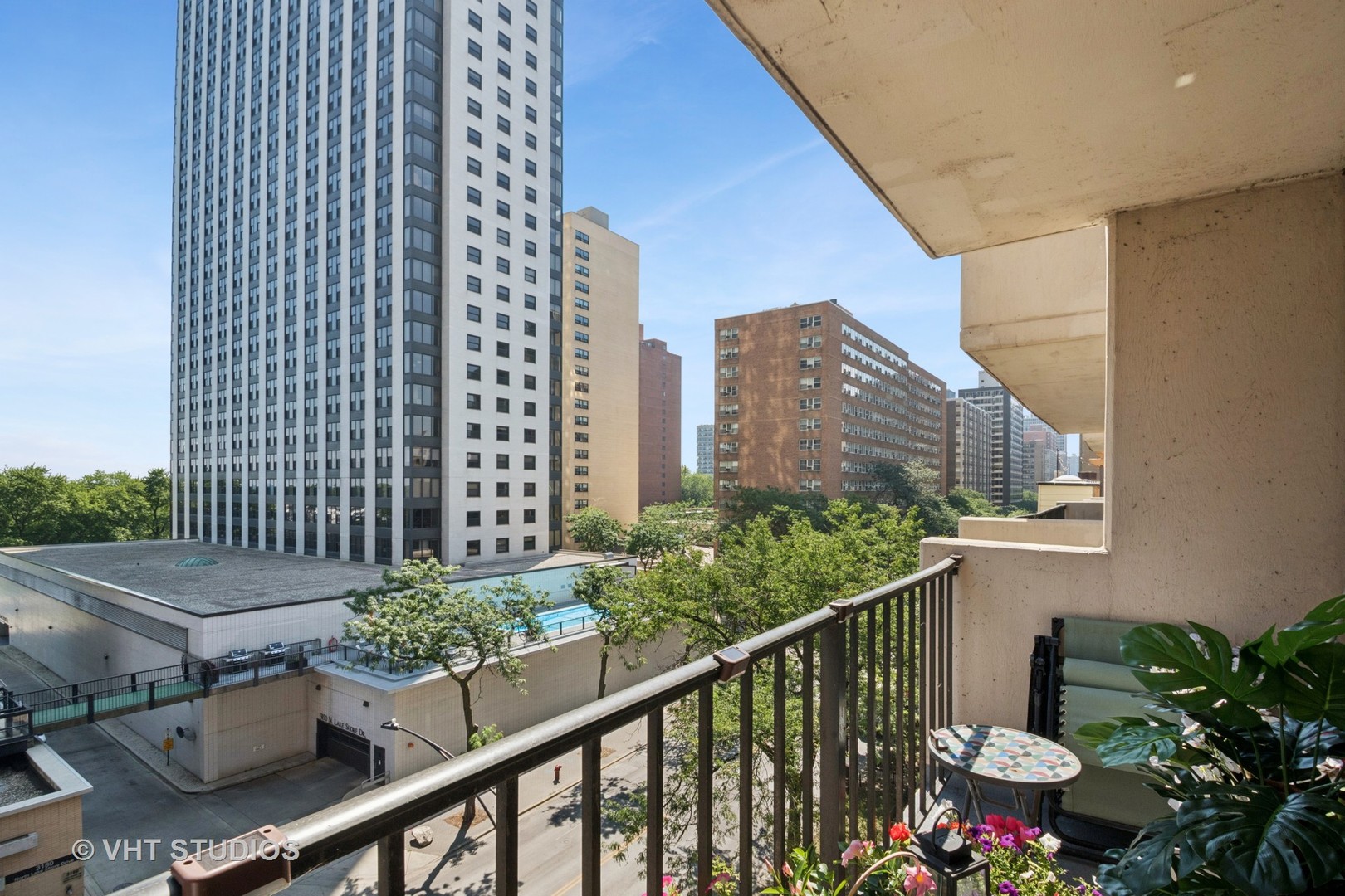 3150 North Sheridan Road, Unit 5A Chicago, IL 60657 - Photo 10 of 34 a view of a balcony with an outdoor space