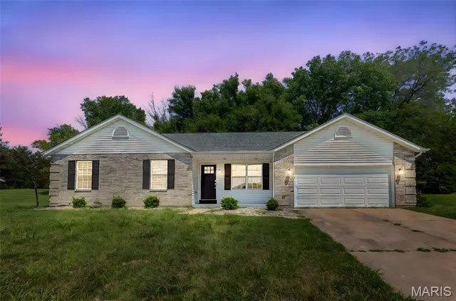 $275,000 | 25 Clark Drive, Fairview Heights, IL 62208