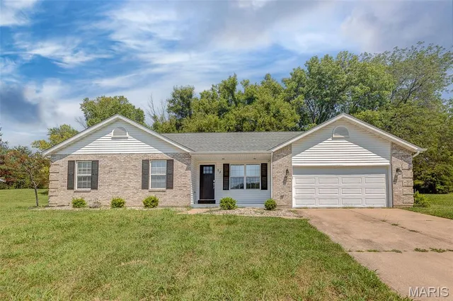 $275,000 | 25 Clark Drive, Fairview Heights, IL 62208