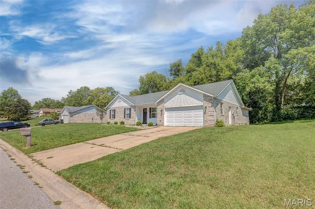 $275,000 | 25 Clark Drive, Fairview Heights, IL 62208