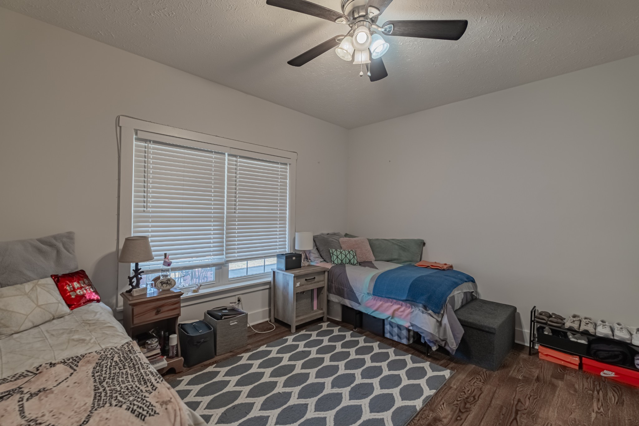 362 Lakeview Street Manchester, TN 37355 - Photo 18 of 39 a living room with furniture and a window