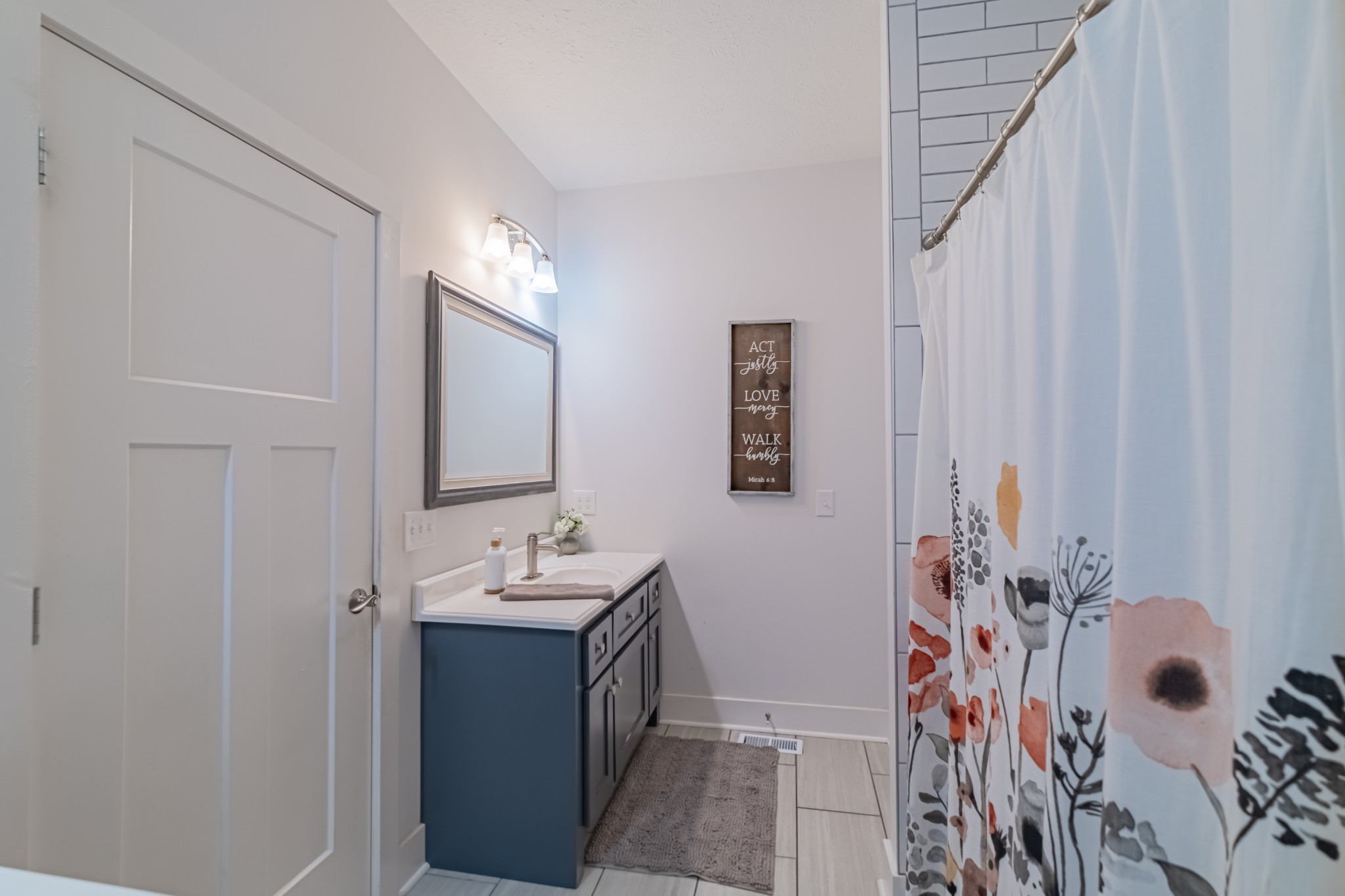 362 Lakeview Street Manchester, TN 37355 - Photo 19 of 39 a bathroom with a mirror a sink and a mirror