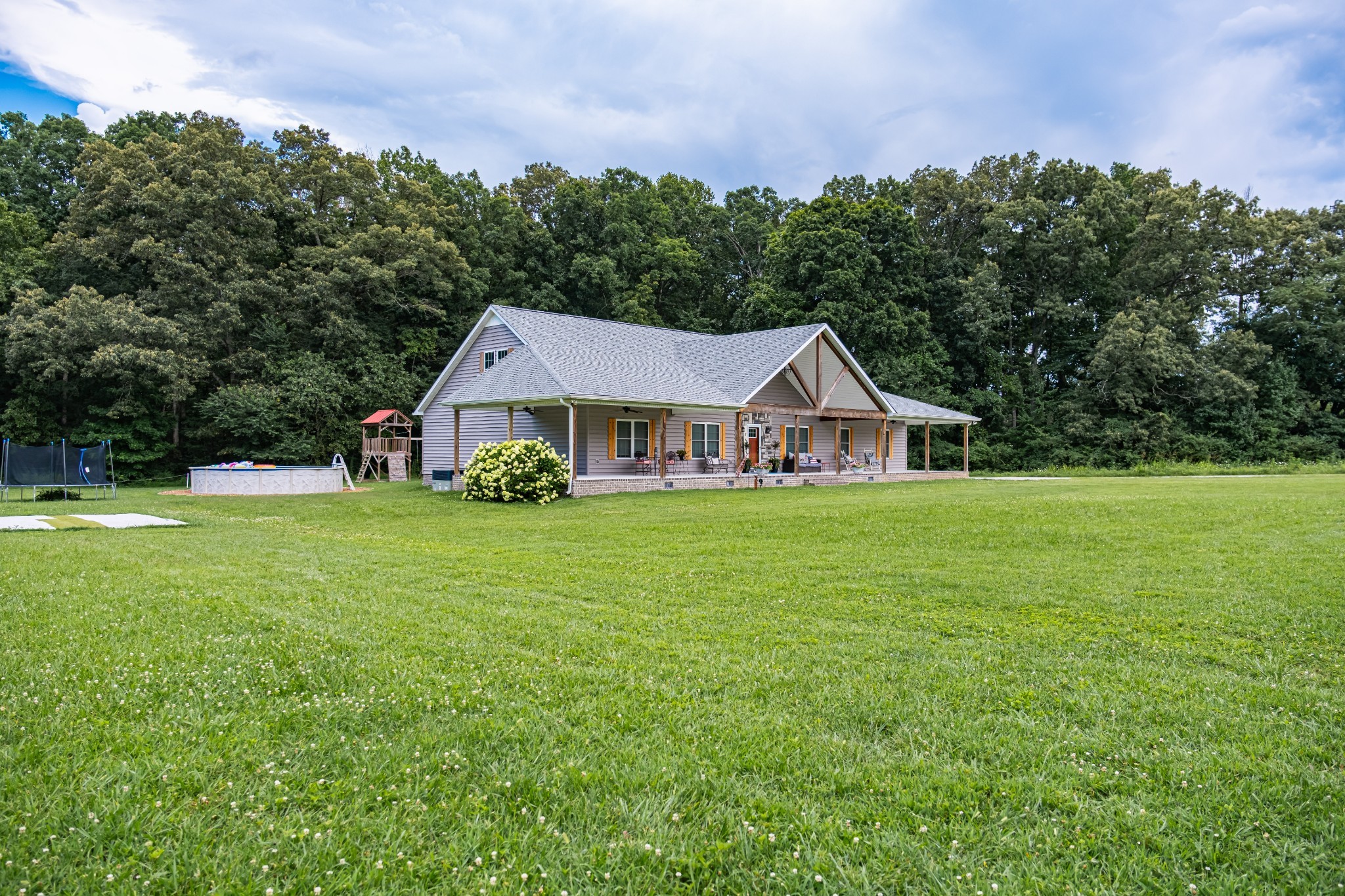 362 Lakeview Street Manchester, TN 37355 - Photo 37 of 39 a front view of a house with garden