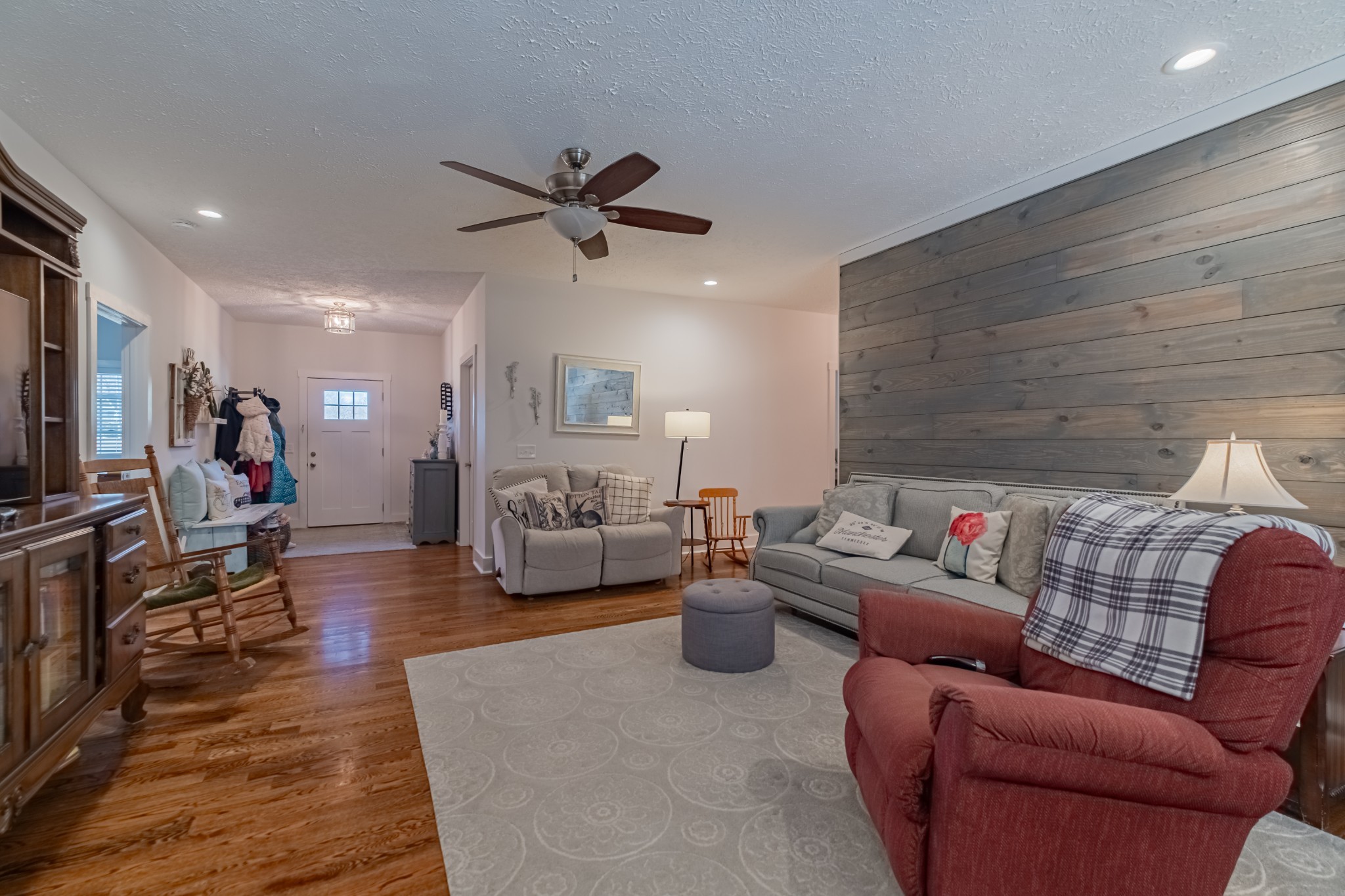 362 Lakeview Street Manchester, TN 37355 - Photo 5 of 39 a living room with furniture