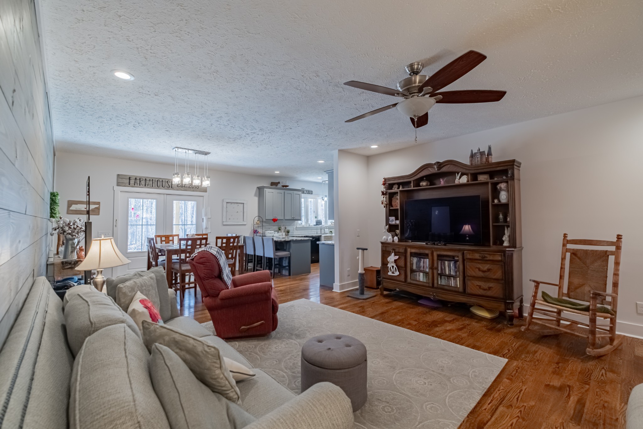 362 Lakeview Street Manchester, TN 37355 - Photo 6 of 39 a living room with furniture and a flat screen tv