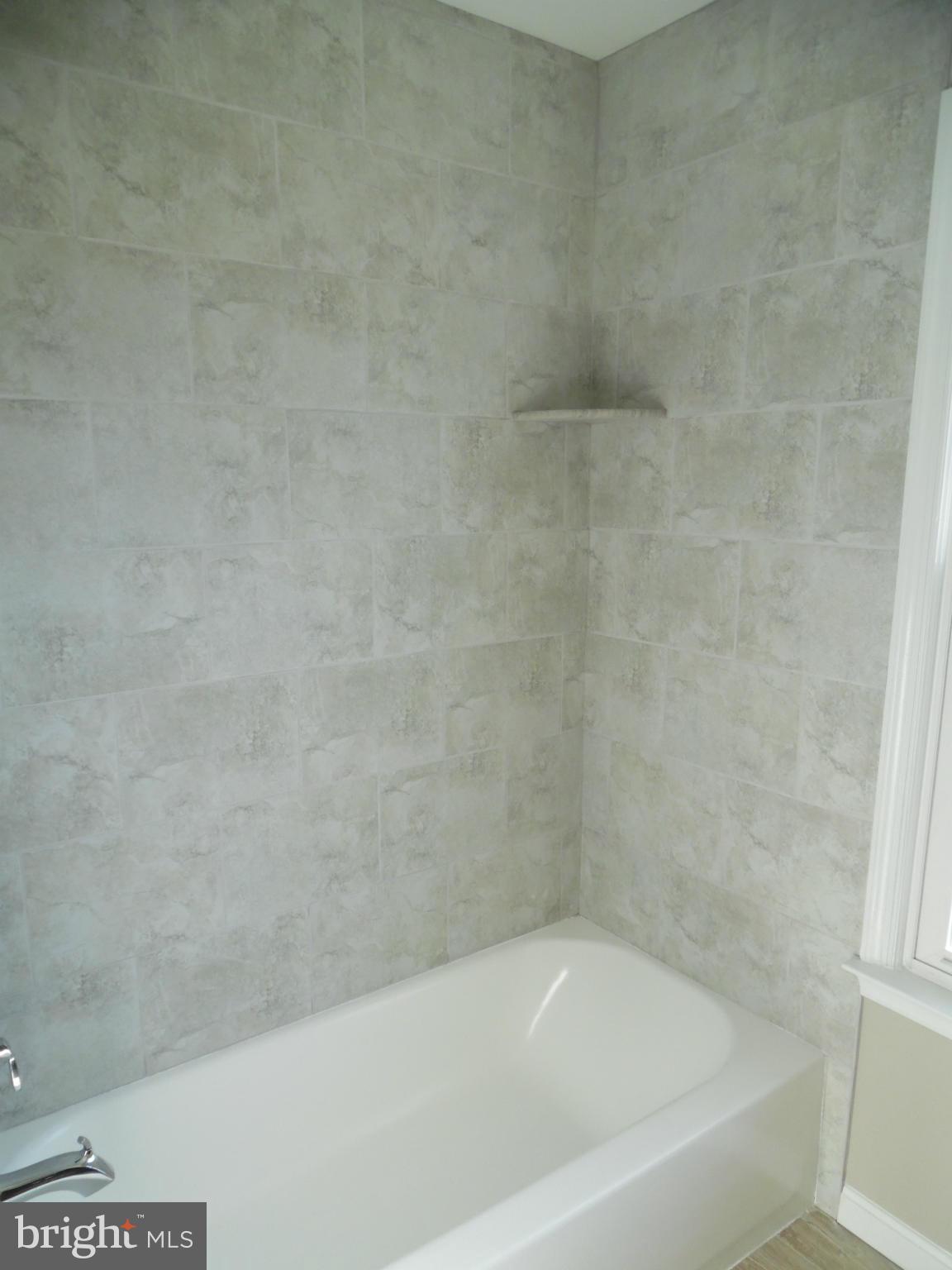 8804 Shadowlake Way Springfield, VA 22153 - Photo 17 of 23 Hall Bath Tub