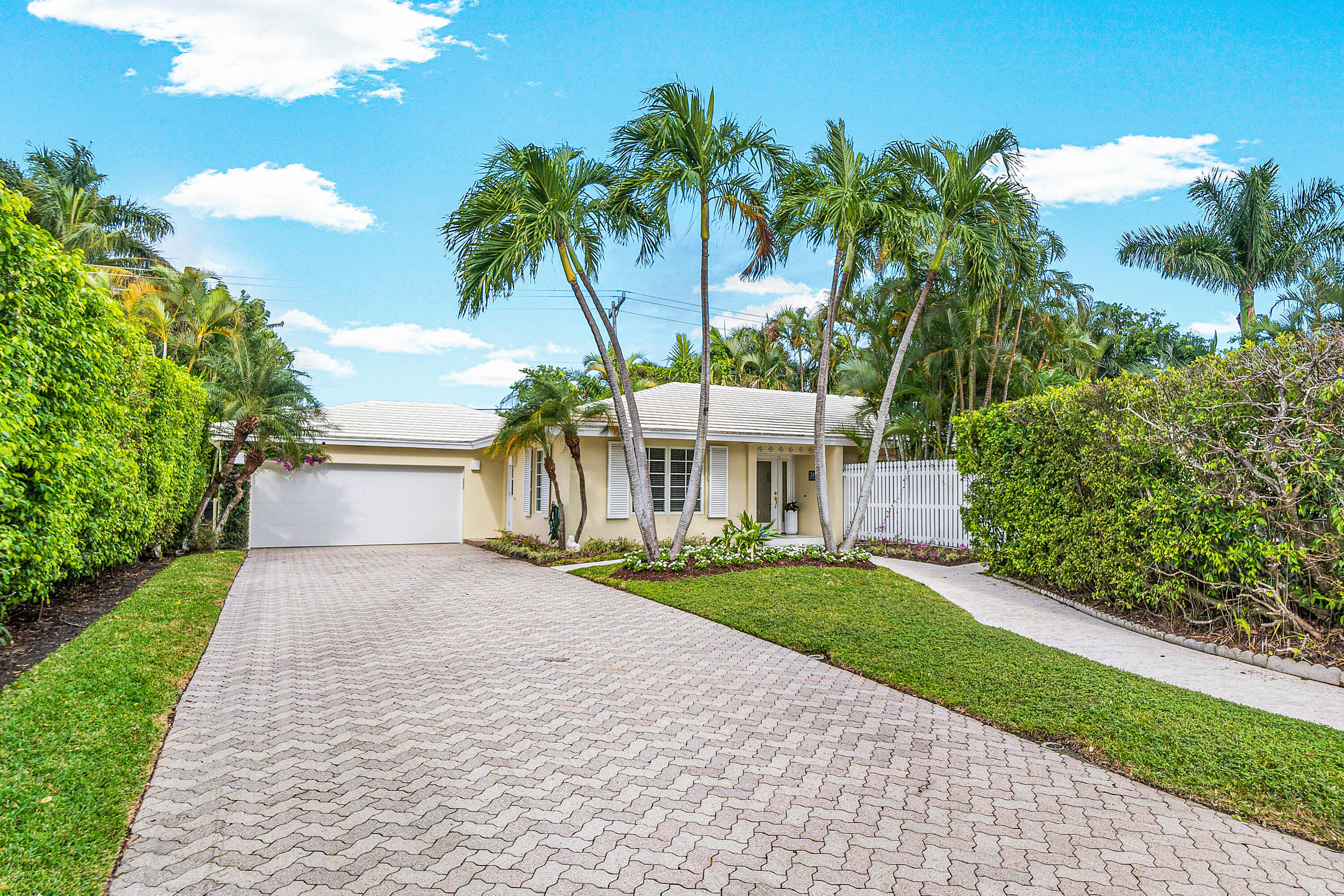 241 List Road Palm Beach, FL 33480 - Photo 6 of 62 Driveway