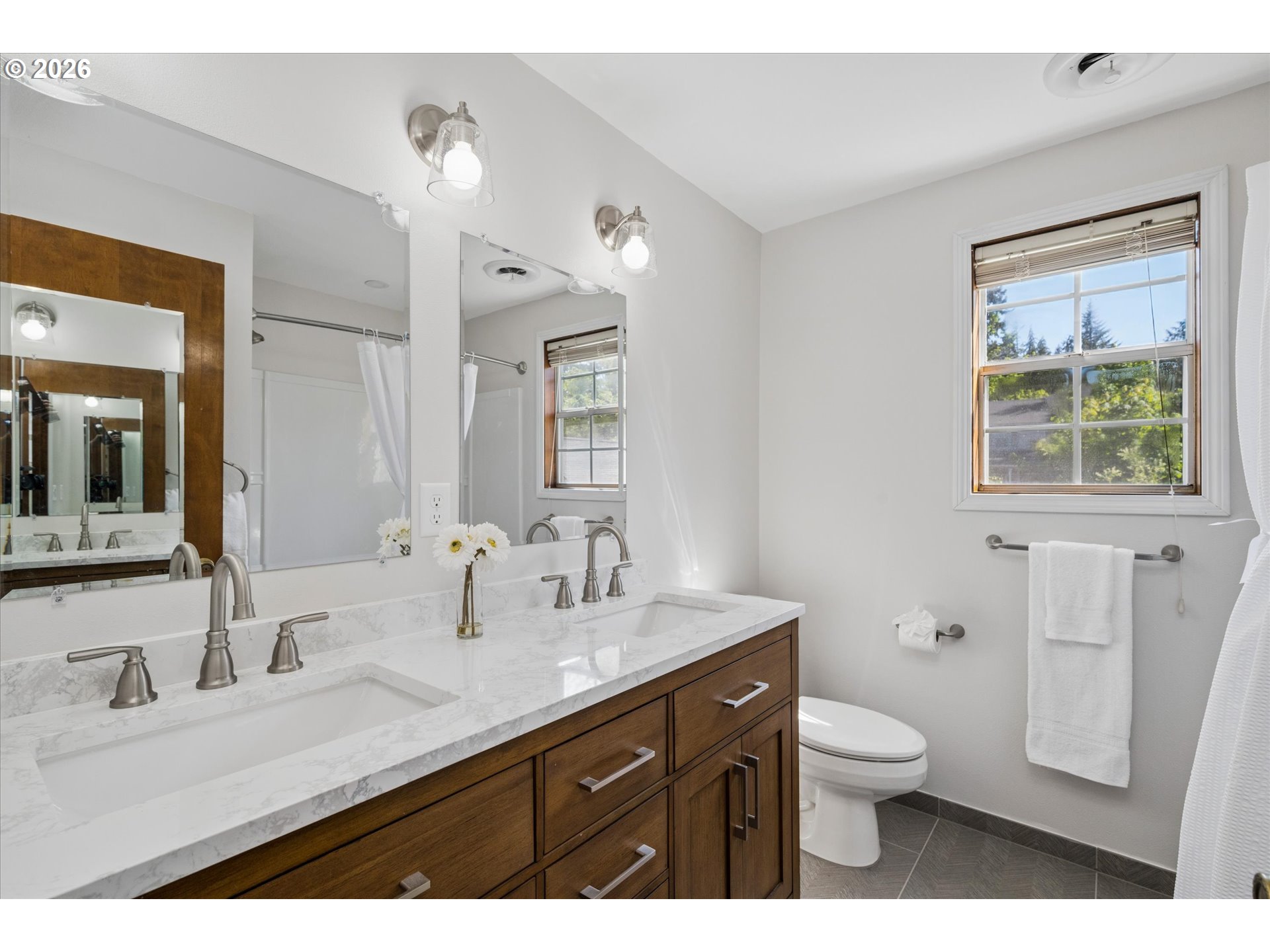 508 Cascade Drive Springfield, OR 97478 - Photo 25 of 45 Bathroom