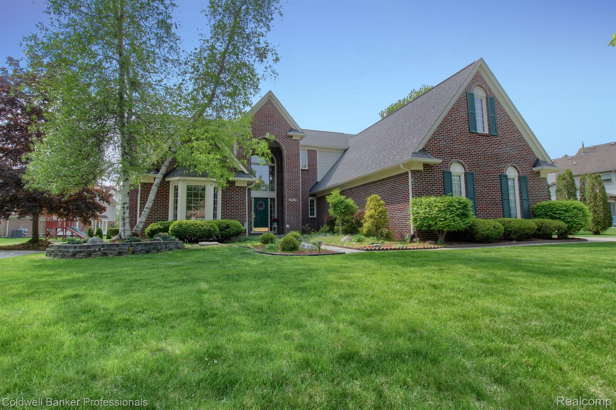 46430 Inverness Road Canton, MI 48188 - Photo 2 of 47 Beautifully manicured lawn