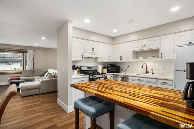 $249,900 | 3306 West Birkshire Drive, Peoria, IL 61614