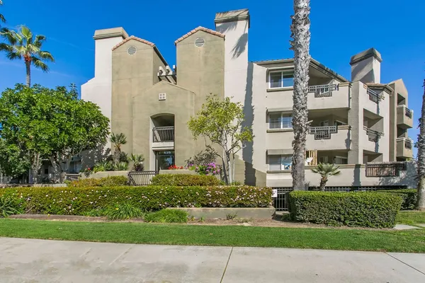$3,850 | 430 Lake Street, Unit 202, Huntington Beach, CA 92648