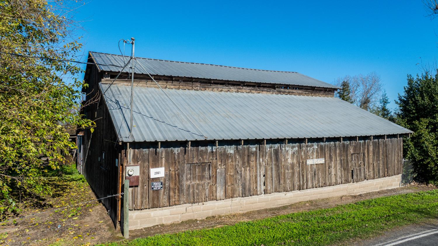 2521 Coelho Road Manteca, CA 95336 - Photo 14 of 29 a view of a backyard with a wooden fence