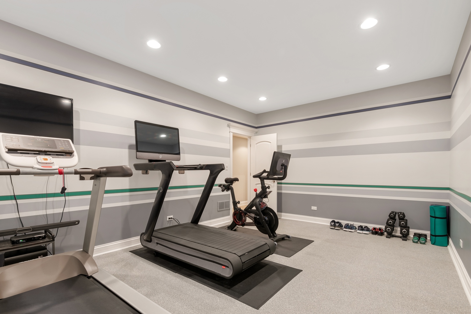 Undisclosed Address Wilmette, IL 60091 - Photo 45 of 57 a view of a room with gym equipment