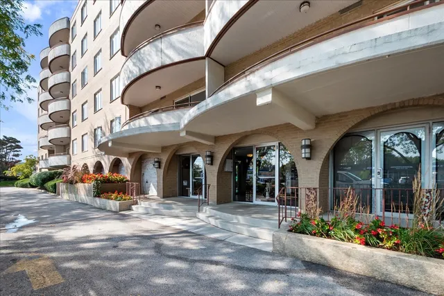 $249,900 | 6400 North Cicero Avenue, Unit 410, Lincolnwood, IL 60712