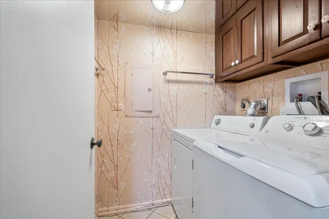$249,900 | 6400 North Cicero Avenue, Unit 410, Lincolnwood, IL 60712