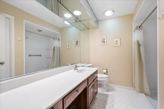 $249,900 | 6400 North Cicero Avenue, Unit 410, Lincolnwood, IL 60712