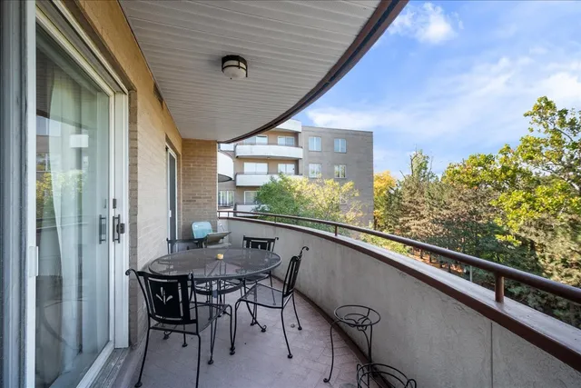 $249,900 | 6400 North Cicero Avenue, Unit 410, Lincolnwood, IL 60712