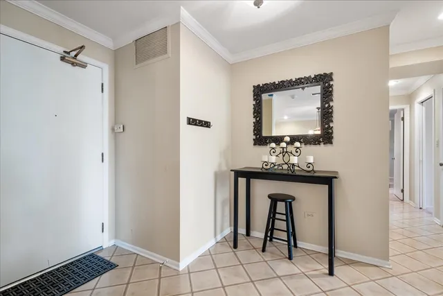 $249,900 | 6400 North Cicero Avenue, Unit 410, Lincolnwood, IL 60712