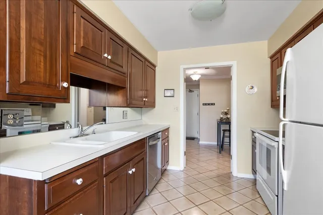 $249,900 | 6400 North Cicero Avenue, Unit 410, Lincolnwood, IL 60712