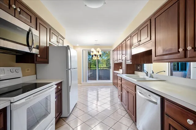 $249,900 | 6400 North Cicero Avenue, Unit 410, Lincolnwood, IL 60712