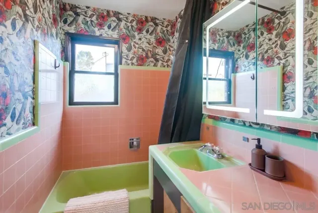 $2,000 | 5438 B Gilbert Drive, Unit B, San Diego, CA 92115