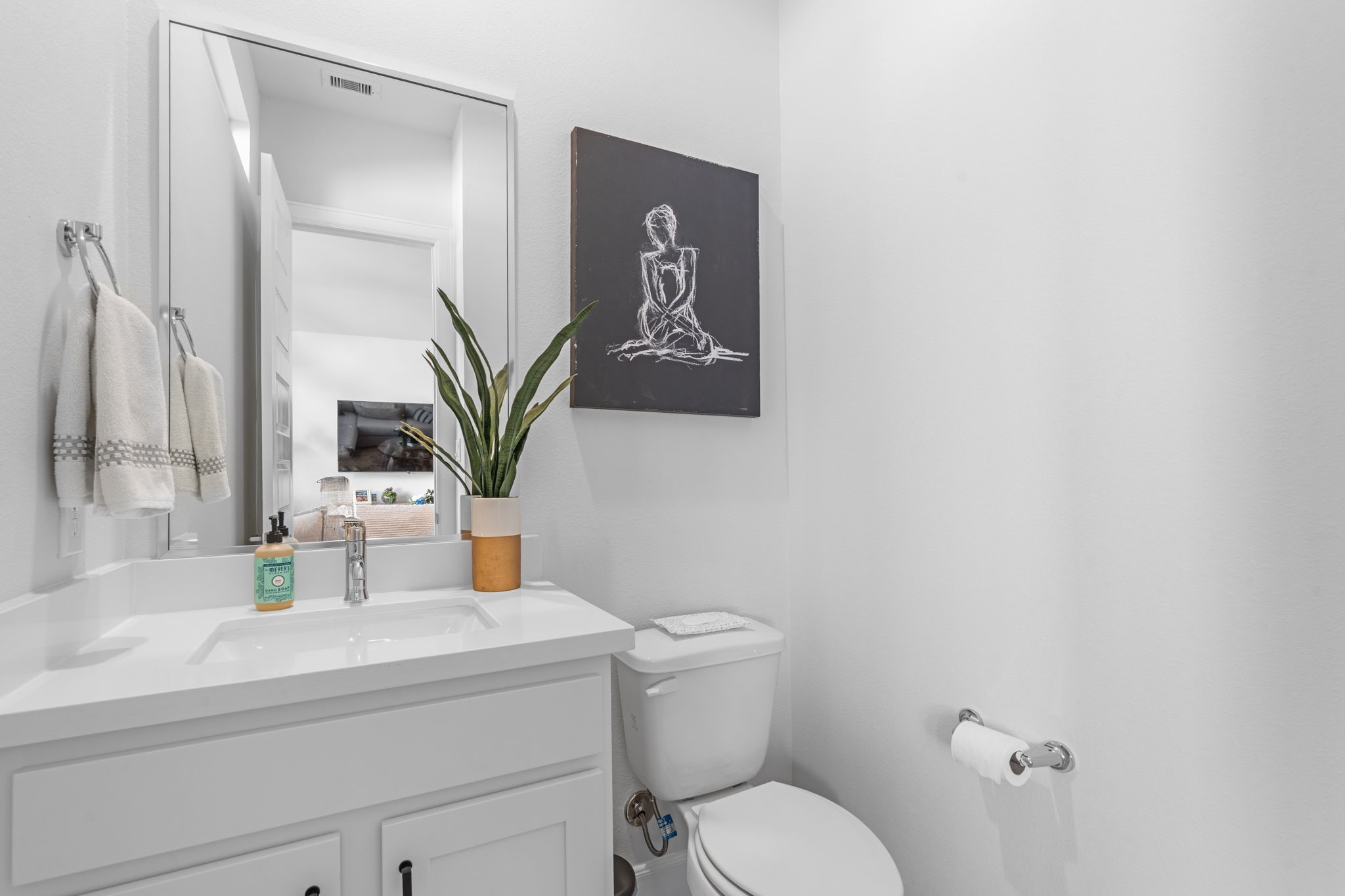 502 West Donovan Street, Unit F Houston, TX 77091 - Photo 4 of 15 Conveniently located powder bath for guests