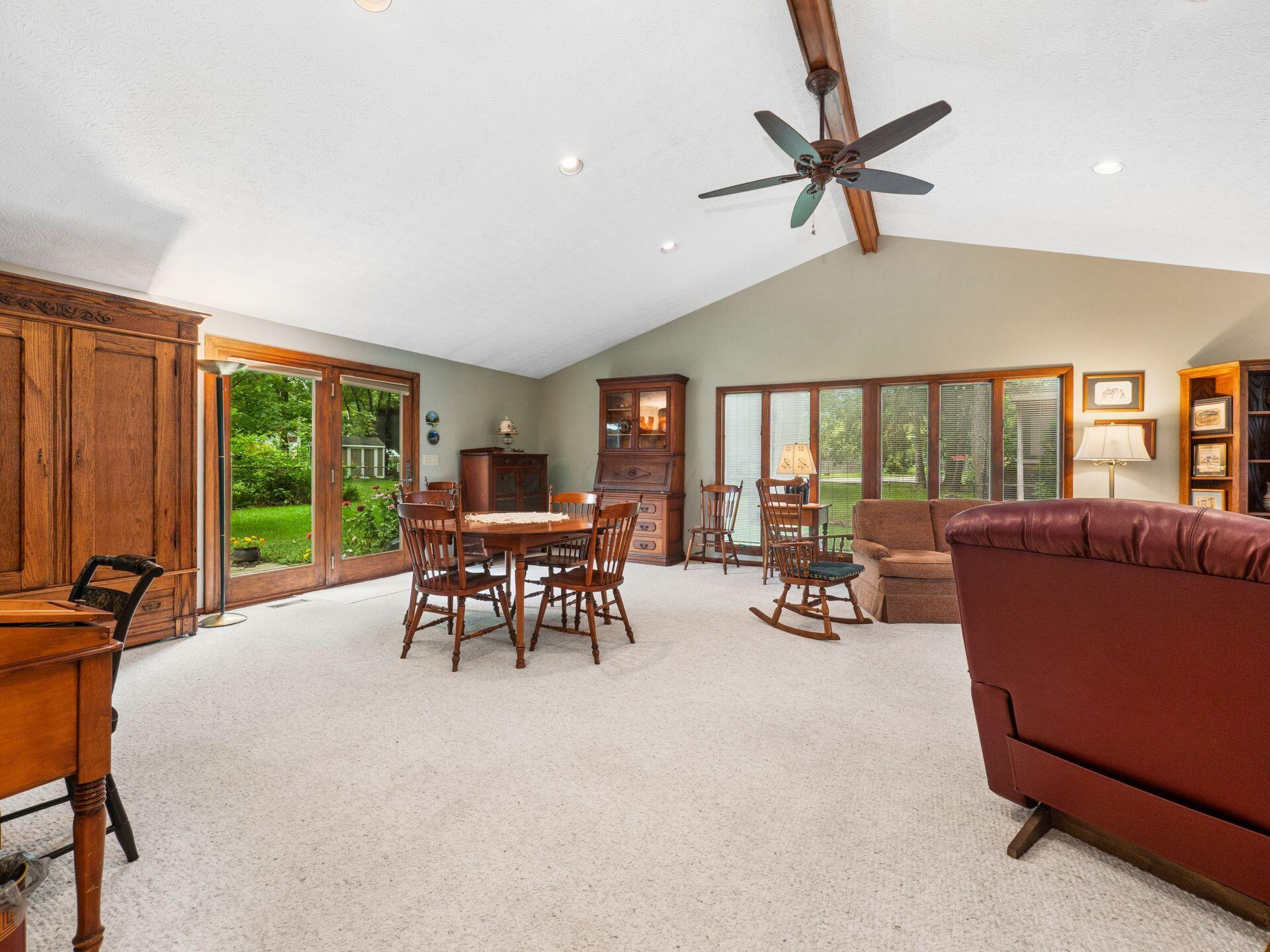 6777 Merwin Road East Columbus, OH 43235 - Photo 13 of 43 Family Room - 27'7" x 19'9" w/11'4" High Vaulted Ceiling