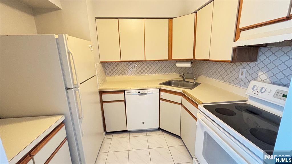 308-310 Passaic Avenue, Unit 201 Harrison, NJ 07029 - Photo 2 of 31 a utility room with dryer and washer