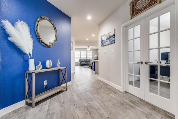a view of livingroom and furniture