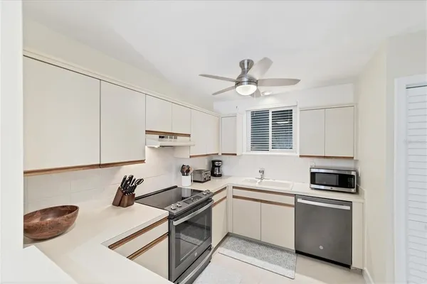 $2,800 | 500 South Washington Drive, Unit 18B, Sarasota, FL 34236