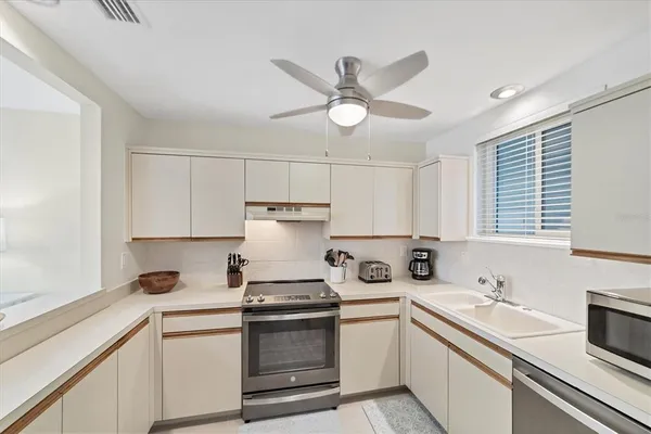 $2,800 | 500 South Washington Drive, Unit 18B, Sarasota, FL 34236